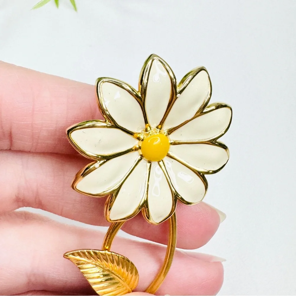 Vintage 60s Retro Cream White Daisy Enamel Gold Tone Statement Flower Brooch MOD